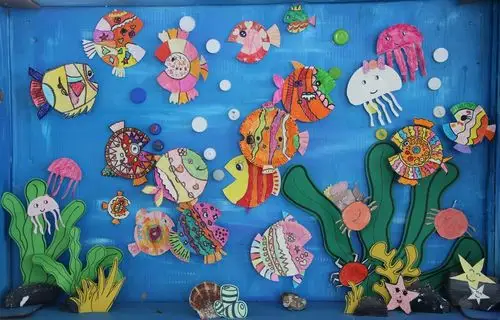 各种废旧物品在学生们的精心打造下,成了一件件