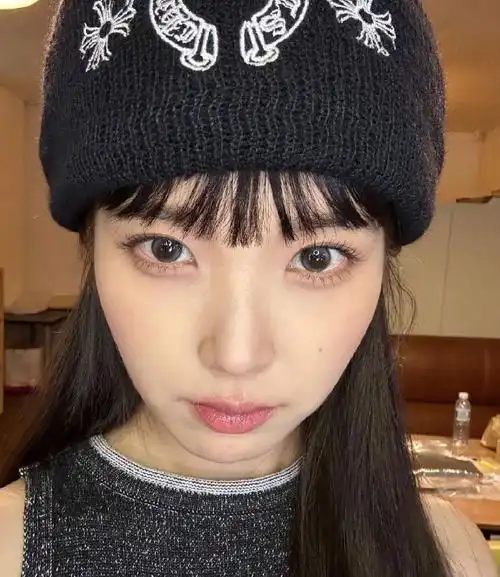 组图:iu齐刘海毛线帽造型释出 对镜自拍wink清甜元气
