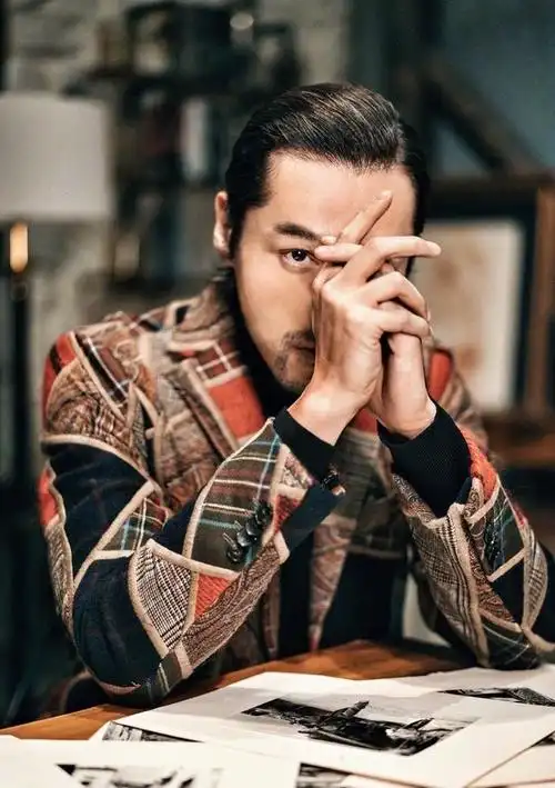 胡歌被偶遇满脸沧桑十分邋遢(胡歌长发胡渣look颓废不羁)(10)