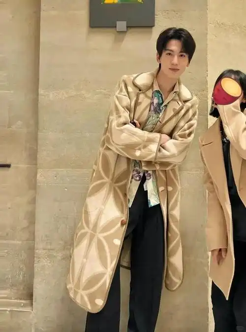 8米,能不能把风衣穿好看?看看陈坤和刘昊然!