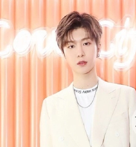 范丞丞第一位用自己的粉丝名字来作为自己工作室名字的人,见到粉丝在