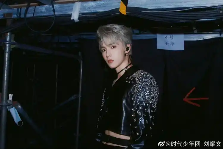 来感受下演唱会刘耀文神仙饭拍 多种造型又甜又欲!反差感绝了!