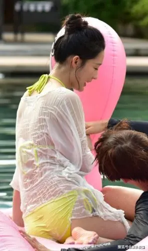 李沁穿薄纱衣被水给打湿?周围的朋友却很绅士