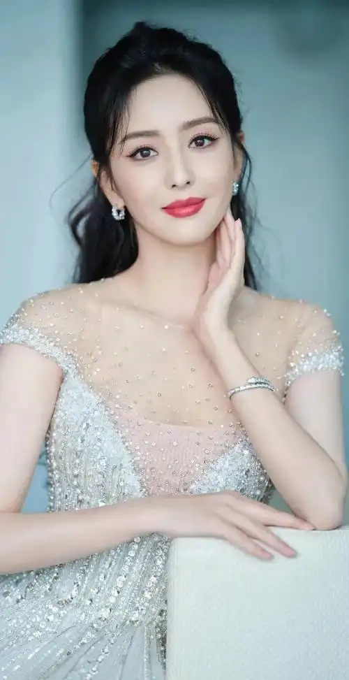 佟丽娅参加海南国际电影节高清壁纸,优雅迷人!_网易订阅