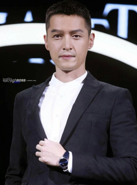 胡歌寸头亮相活动男人味十足