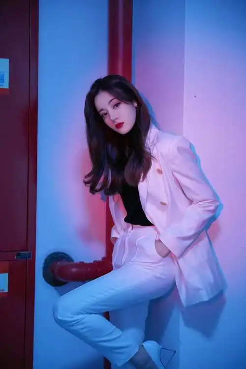 迪丽热巴穿白色西装配黑色高领衫打底凸显女性成熟与魅力