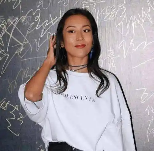 黑皮肤了,独特的皮肤,让吉克隽逸在娱乐圈走出了一条其他女明星不敢