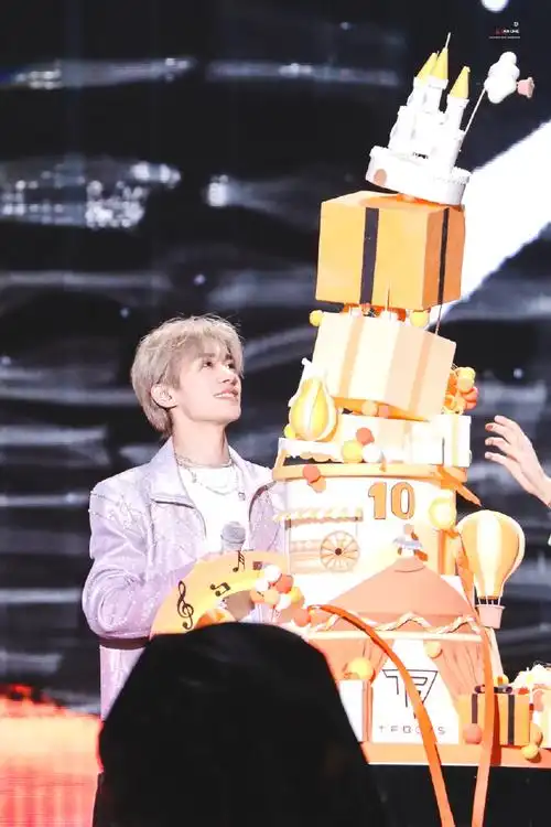 易烊千玺超话#易烊千玺十稔终章皆成序#230806 十周年蛋糕确实很惊喜