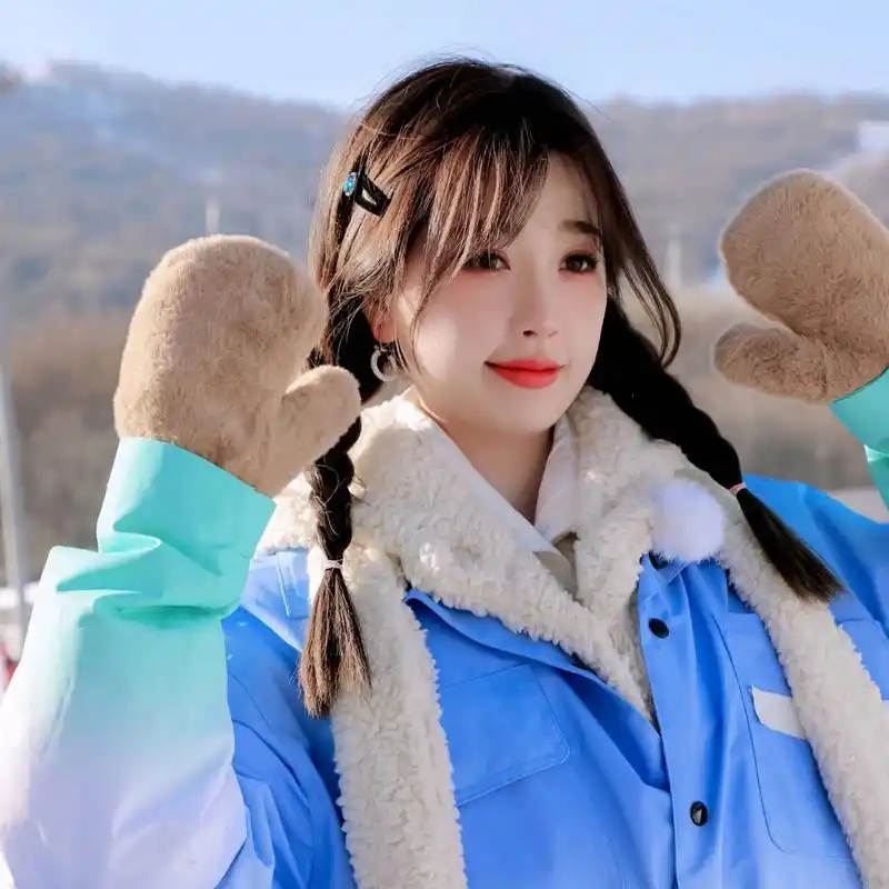 95 奶蓝色系头像来咯～虞书欣就是在雪地上开心蹦跶的快乐小狗95