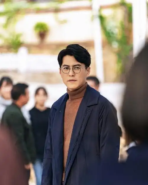 靳东翻车事件告诉我们当你肚子里没墨水时不要硬装文化人