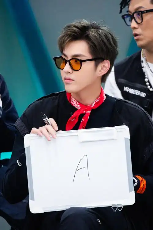 吴亦凡东北大花裤造型图片