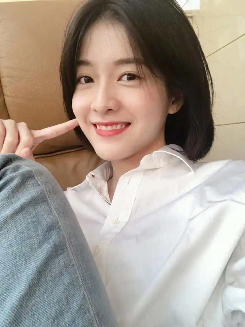 张雪迎短发白衬衫,水嫩肤色甜笑可人