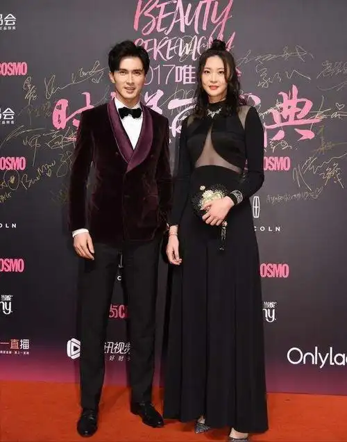 当年高伟光和190cm的惠若琪合照时,两人身高不相上下,侧方面说明了