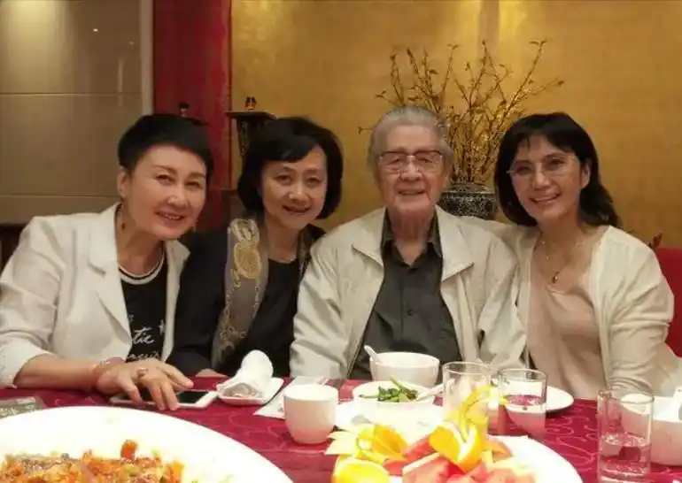 回顾吴玉华:宁与丈夫离婚也不做丁克,二婚儿女双全,前夫后悔吗