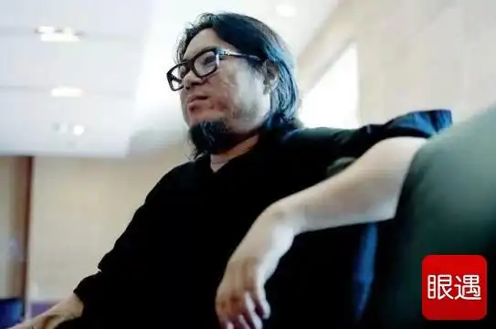 最适合高晓松的自拍方式找到了!