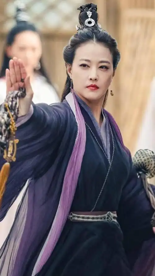 54岁的香港明星周海媚在1994年的电视剧《倚天屠龙记》中饰演周芷若.