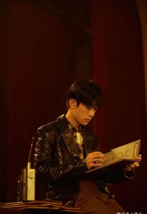 易烊千玺可爱童年照,这个小朋友真的太可爱了!_小时候_张子枫_奶奶