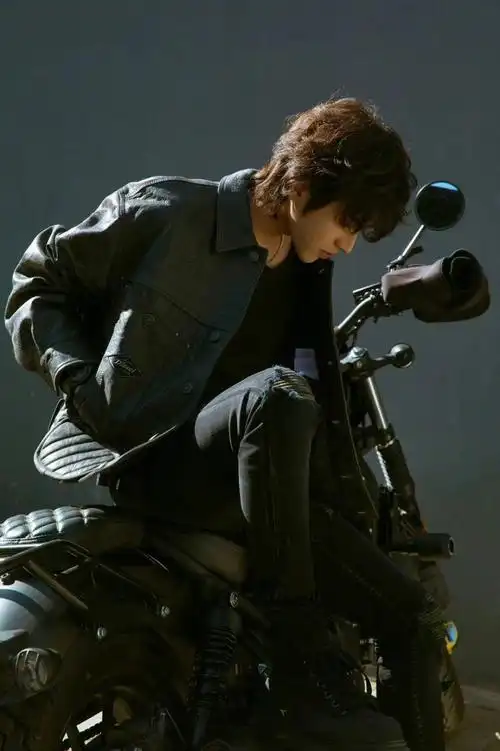 蔡徐坤机车造型不羁型格恣意释放