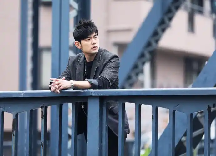 周杰伦终于刮掉胡子,一身粉西装减龄又显帅气,40岁迎来颜值巅峰_周董