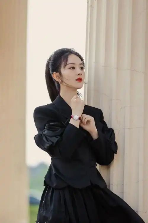 赵丽颖高马尾造型写真飒气十足穿v领黑西装气场全开