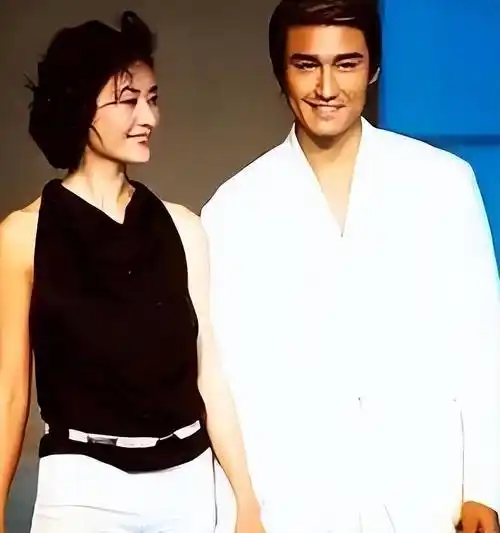 事业发展顺利,胡兵的感情生活也迎来了初恋.