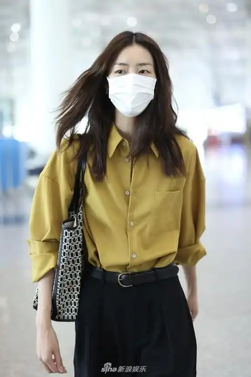 刘雯清晨现身活力满满 自然中发微卷清新随性