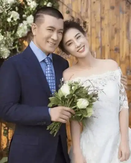 杨子缺席女儿哈佛毕业典礼,前妻陶虹现身,气质完全不输黄圣依_儿子