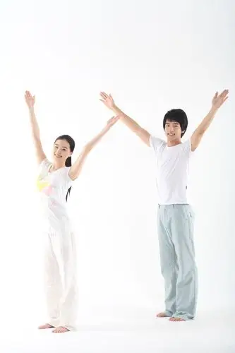 双手举起健身男女高清图片