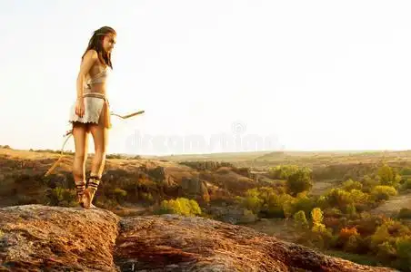 幻想弓举着弓的原始女人.亚马逊女人照片