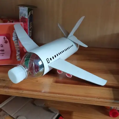 幼儿加强环境保护意识,以及正确垃圾分类,我班进行废旧物利用手工活动