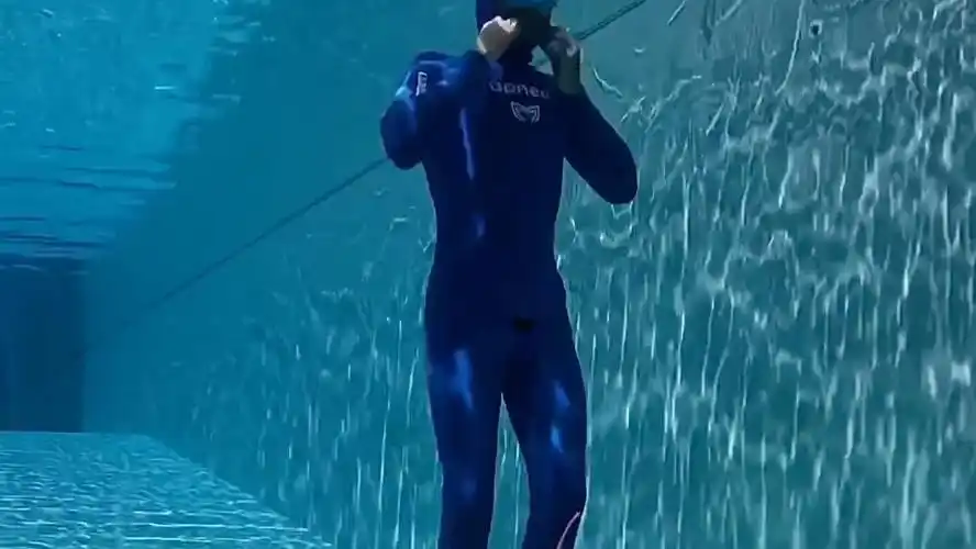 自由潜水水下换装07一口气换五套潜水服!