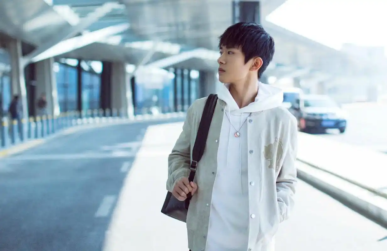 易烊千玺时尚炫酷杂志拍摄桌面壁纸