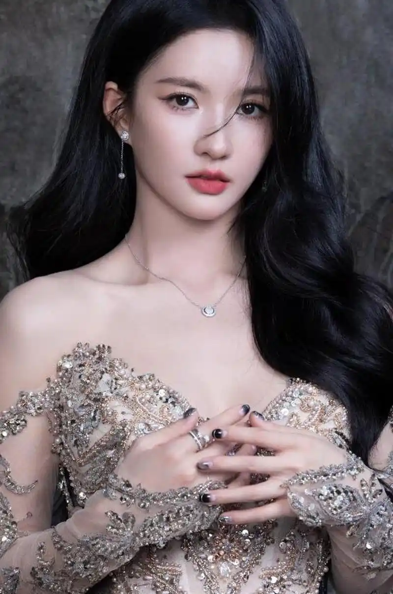 性感迷人的甜美少女#刘些宁# 身穿镶钻抹胸礼裙,香艳迷人的水能肌肤