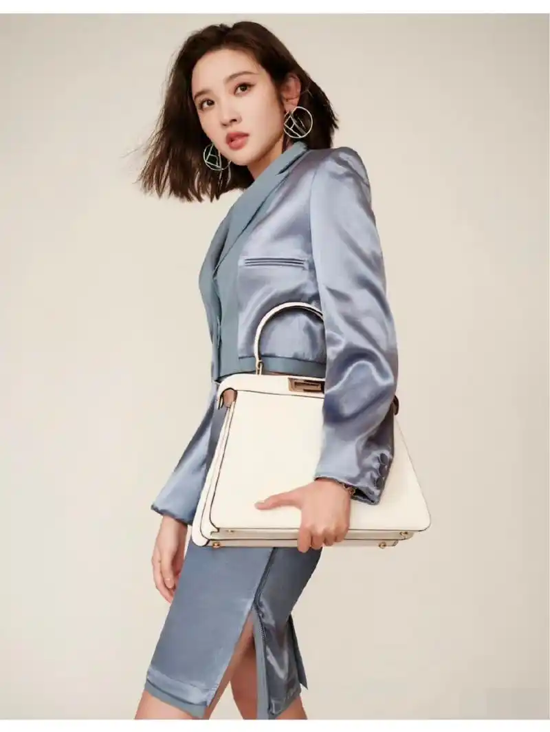 唐艺昕[心]短发搭洋气职业套装连衣裙,时尚有气质   精致干练  散发着