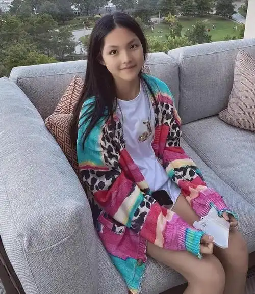 王岳伦为女儿13周岁生日庆贺,王诗龄多组照片曝光,苗条秀气十足