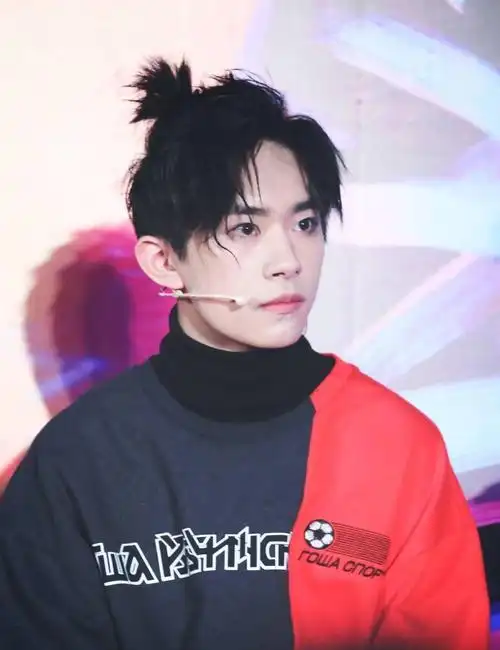 易烊千玺新造型亮相,从小到大独爱小辫子,俏皮可爱帅气满分