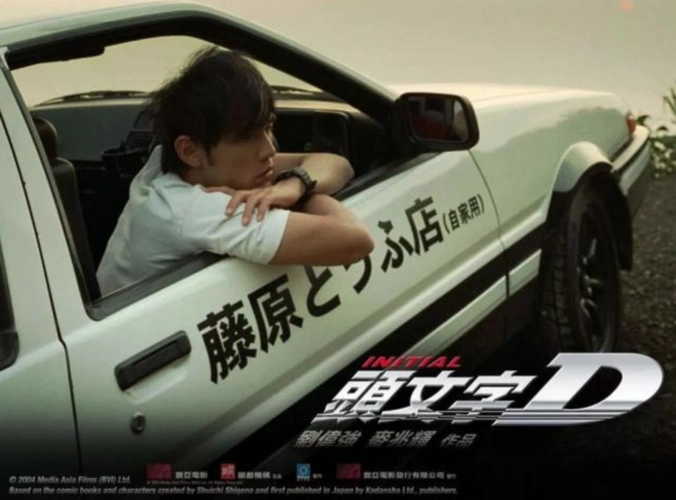 2005年,周杰伦出演了赛车电影《头文字d》,他饰演的呆萌的藤原拓海