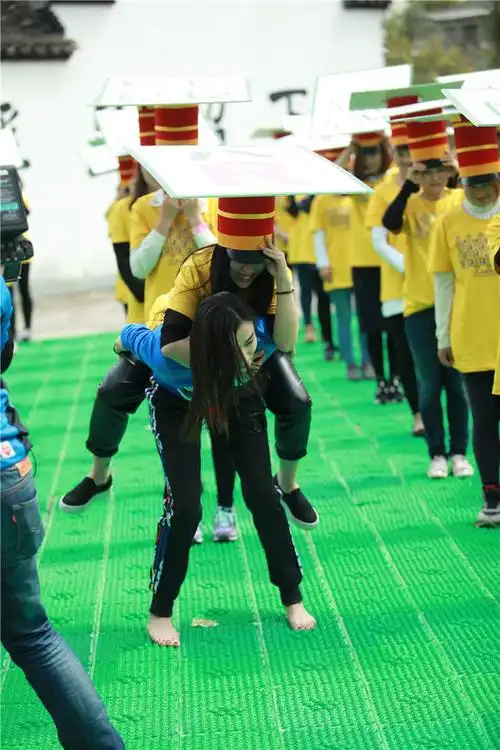 电视 宋佳背人过指压板毫无压力 凤凰娱乐讯 在最新一期的《奔跑吧