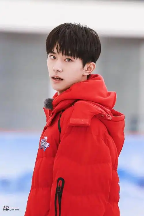 易烊千玺穿红色卫衣小合集 期待明天《朋友请听好》!