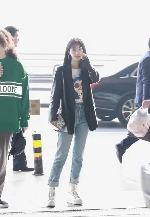 李菲儿私服出街皮衣搭白鞋这次的柯基臀姐姐帅的好迷人