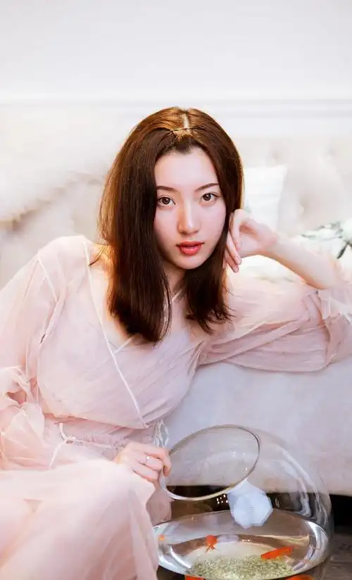 白嫩透亮的雪肌女子,纯洁的魅力!