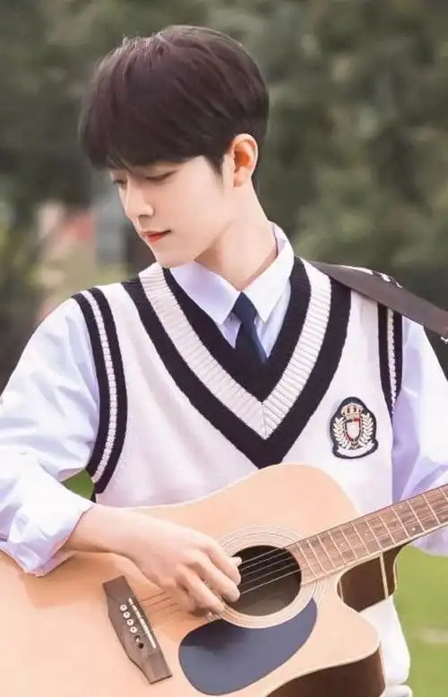 肖战与校服校园中少女想跟肖学长谈一场甜甜的恋爱