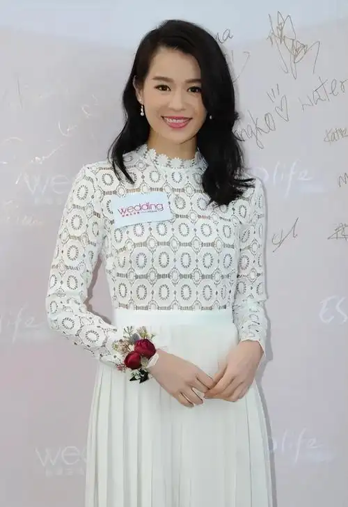 回顾演员胡杏儿嫁大3岁富豪婚后连生三胎如今一家其乐融融