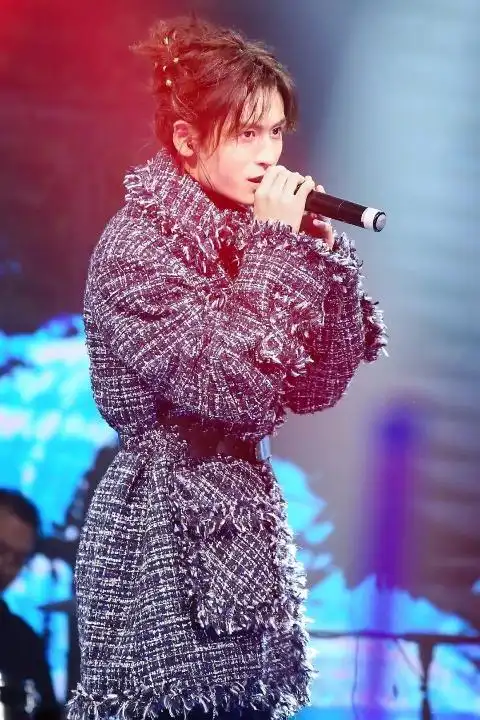 张哲瀚唱歌图片:lp真好看~唱歌也好听