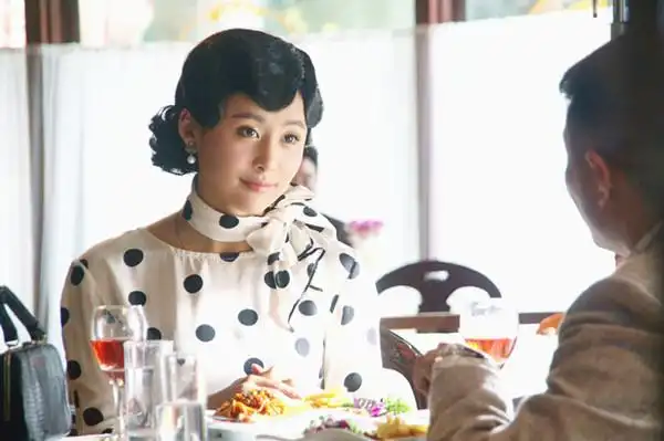 《劫中劫》热播 贾青演绎"民国版邦女郎"(图)