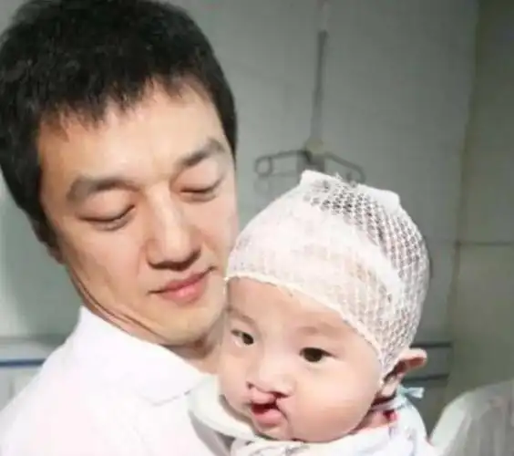 歌后王菲一共生了两个女儿,可姐妹俩如今的性格和生活状态却大不相同.