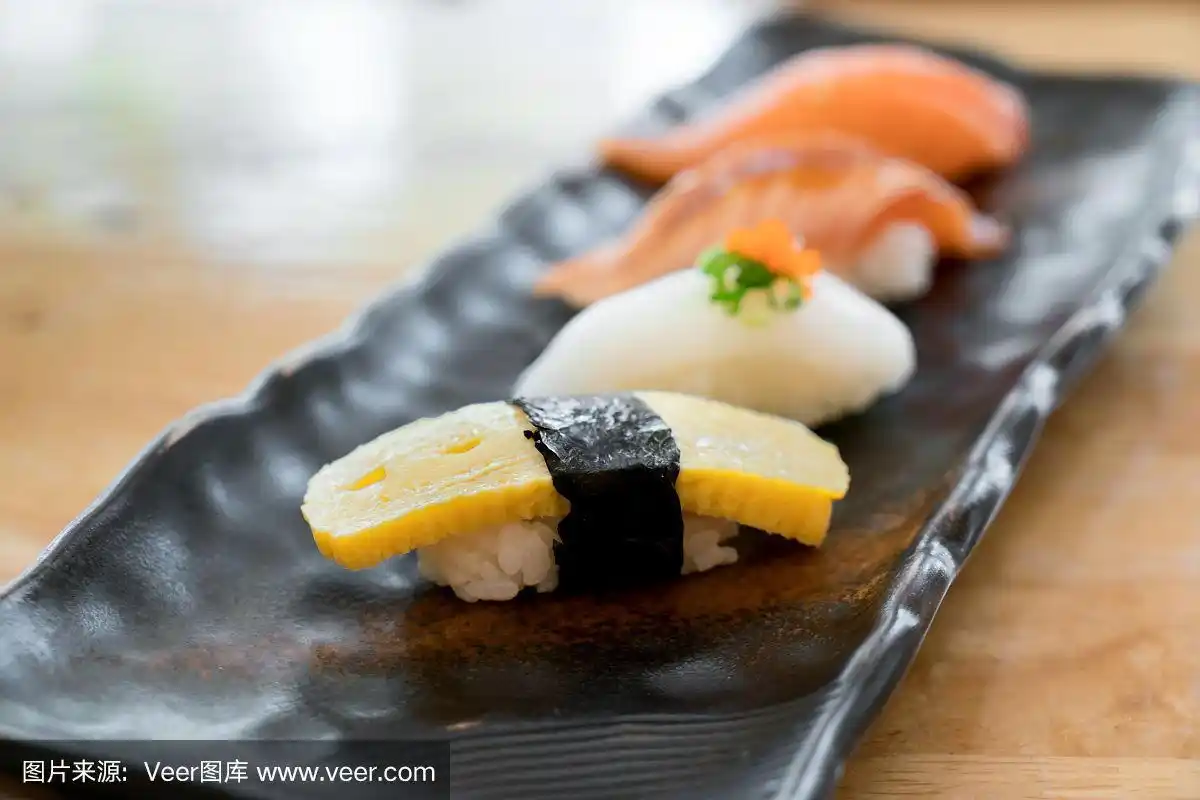 日本料理手握寿司在黑色盘子上的日本料理餐厅的特写.