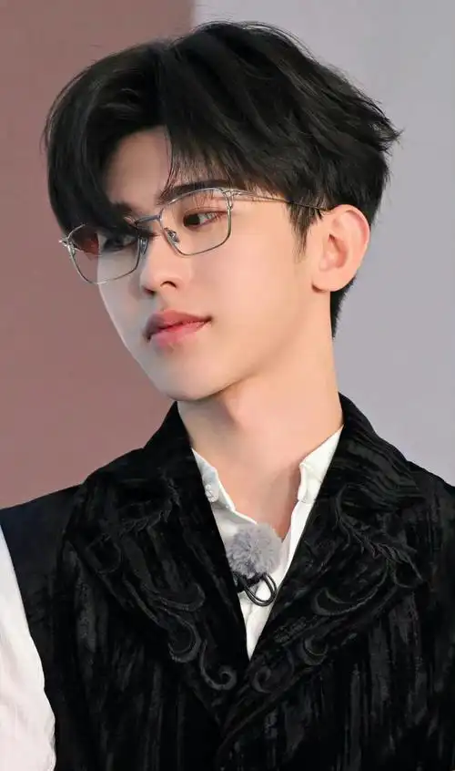 蔡徐坤说今晚见今天的黑白套装加金丝眼镜造型好帅呜呜呜
