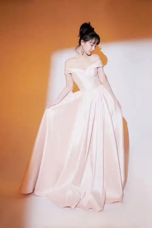 杨紫身着露肩樱花粉裙,仙气十足