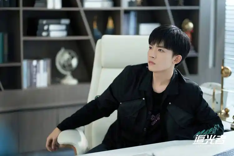 李明德《追光者》热播 双重职业成长线并行_周明明_救援_角色